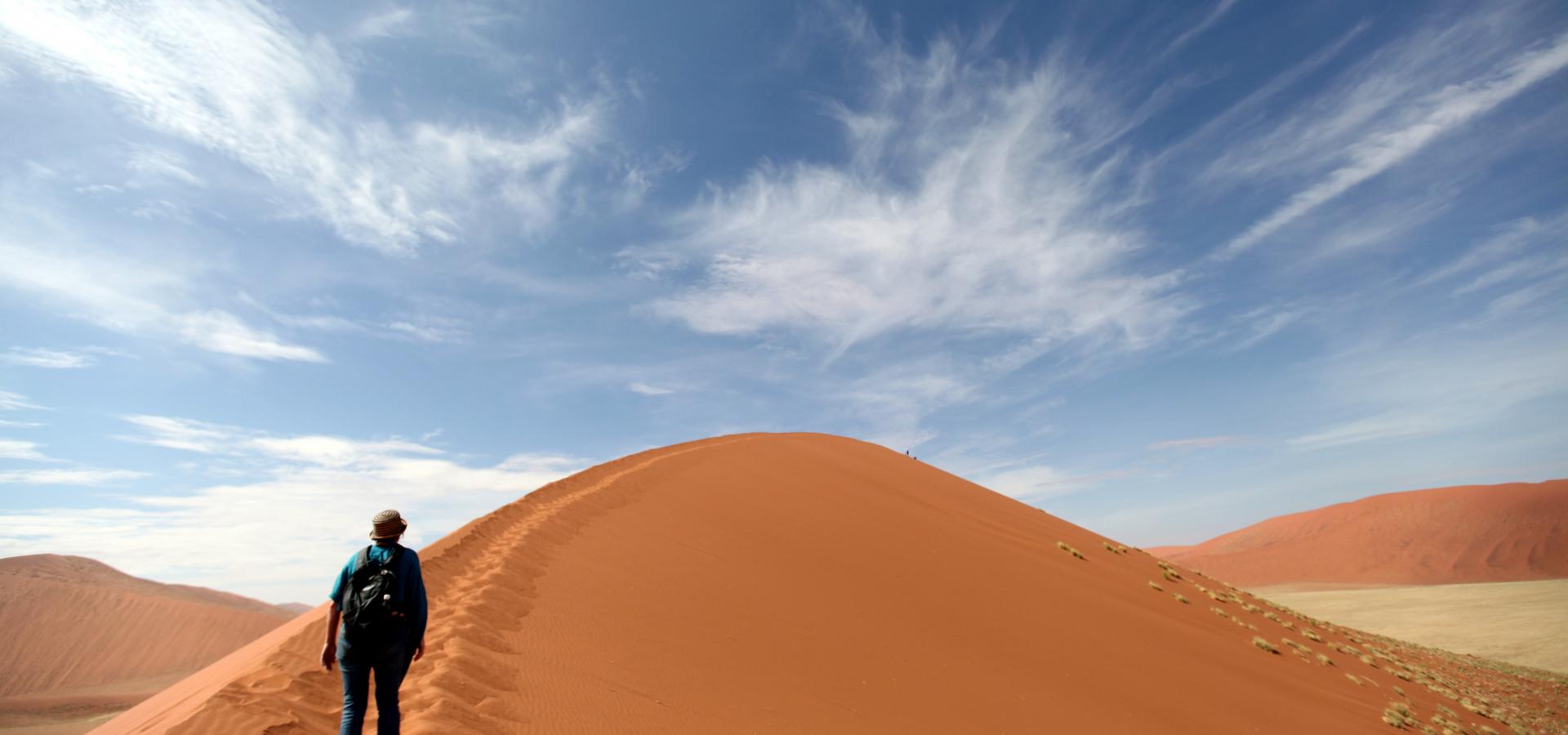 Unternehmen Sie eine eindrucksvolle und schweißtreibende Wanderung auf den orangefarbenen Dünen des Sossusvlei in Namibia