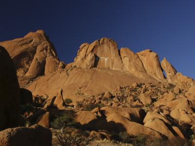 Besuchen Sie den Brandberg im Damaraland, höchsten Berg Namibias, mit seinen traditionsreichen Felsmalereien und -gravierungen