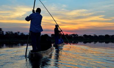 Fahrt im Mokoro zum Sonnenuntergang durch das Moremi Game Reserve in Botswana