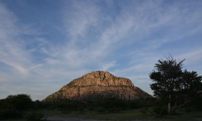 Fels Mann Tsodilo Hills bei Sonnenuntergang