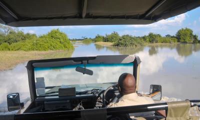 Safari Jeep bei einer Fahrt durch das Wasser im Okavango Delta